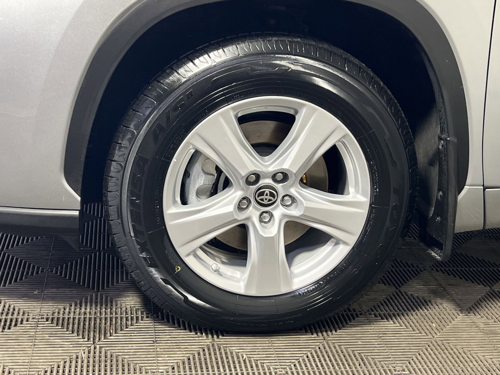 Used 2024 Toyota Highlander LE image 12