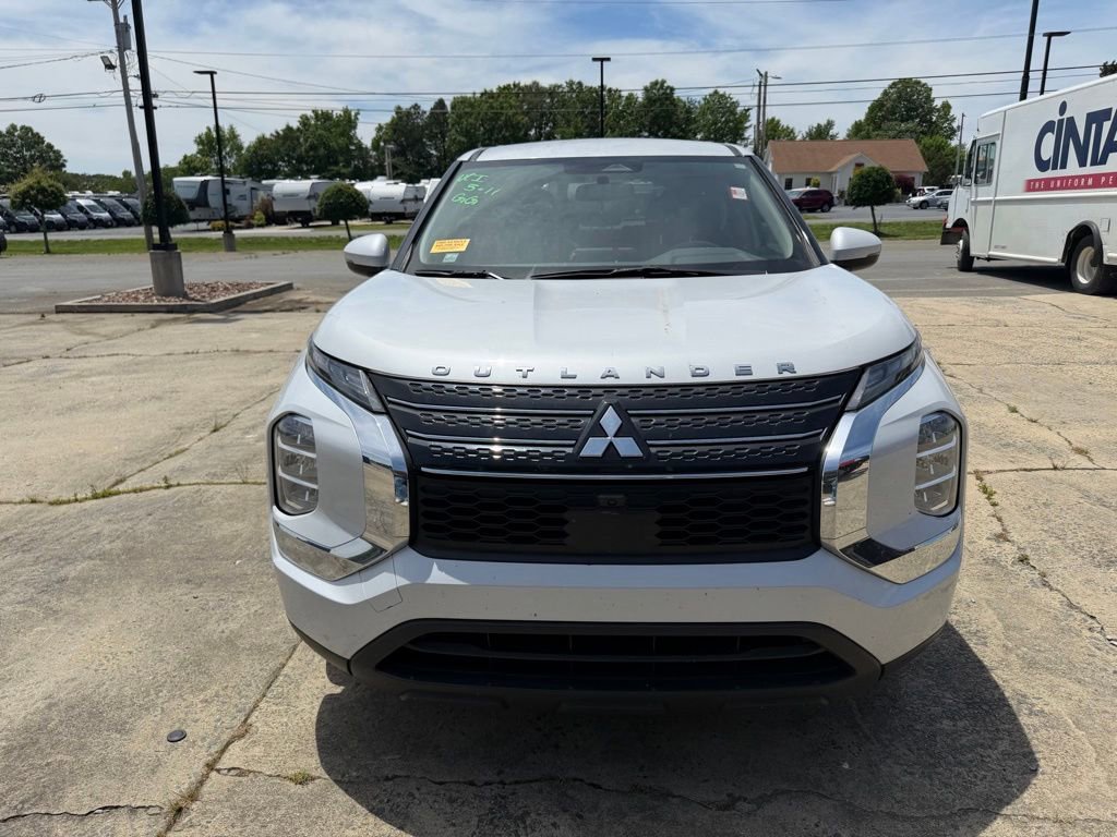 Used 2023 Mitsubishi Outlander ES FWD image 2