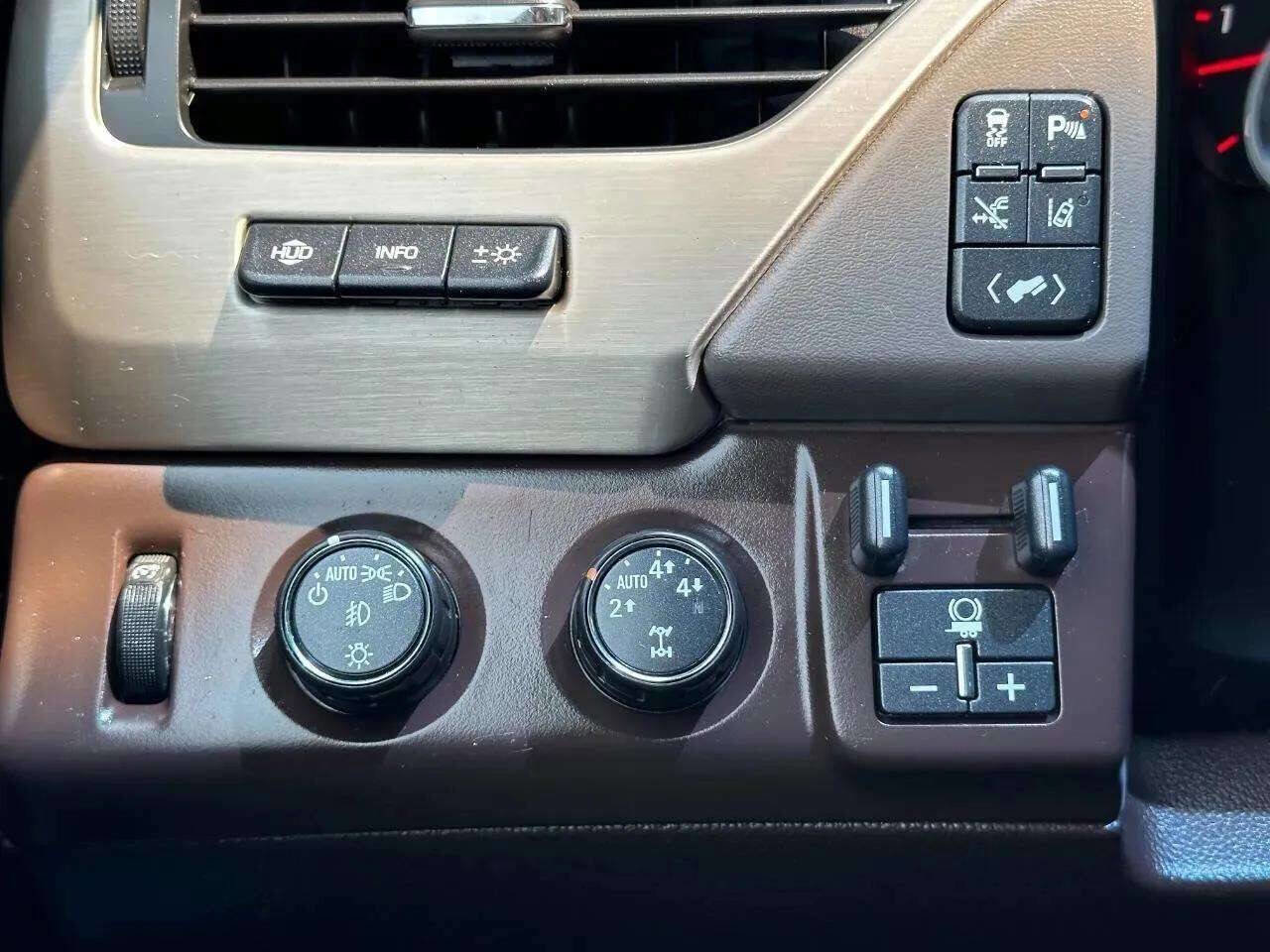 Used 2015 GMC Yukon XL Denali w/ Premium Package AWD/4WD image 9