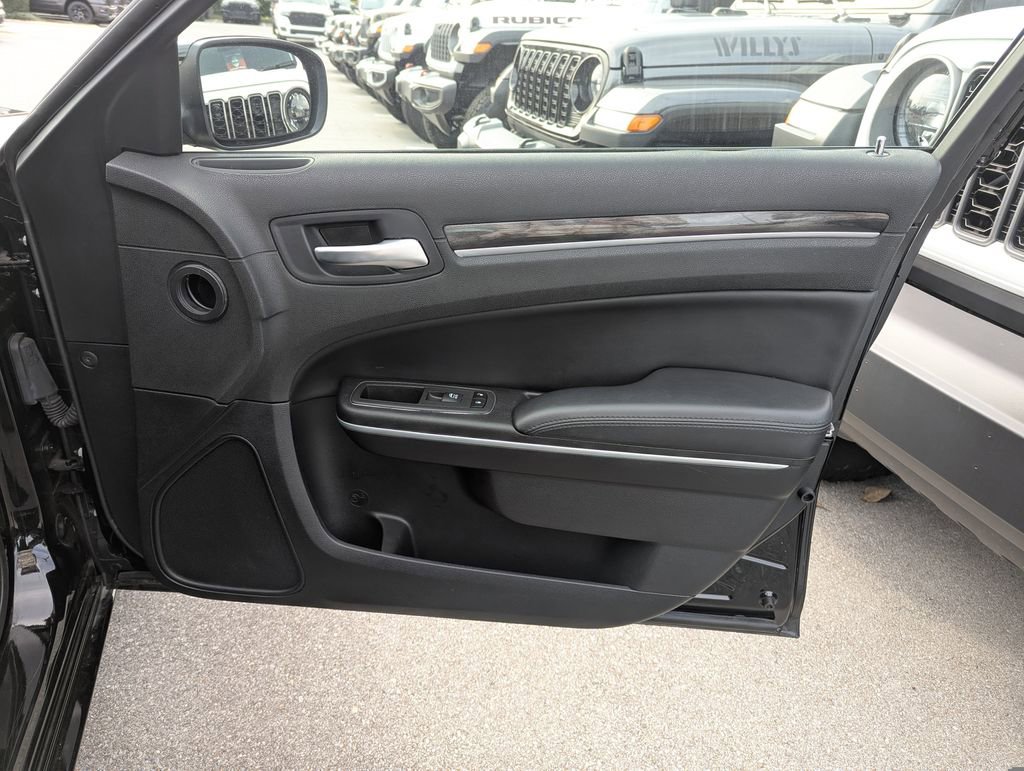 Used 2022 Chrysler 300 Touring image 31