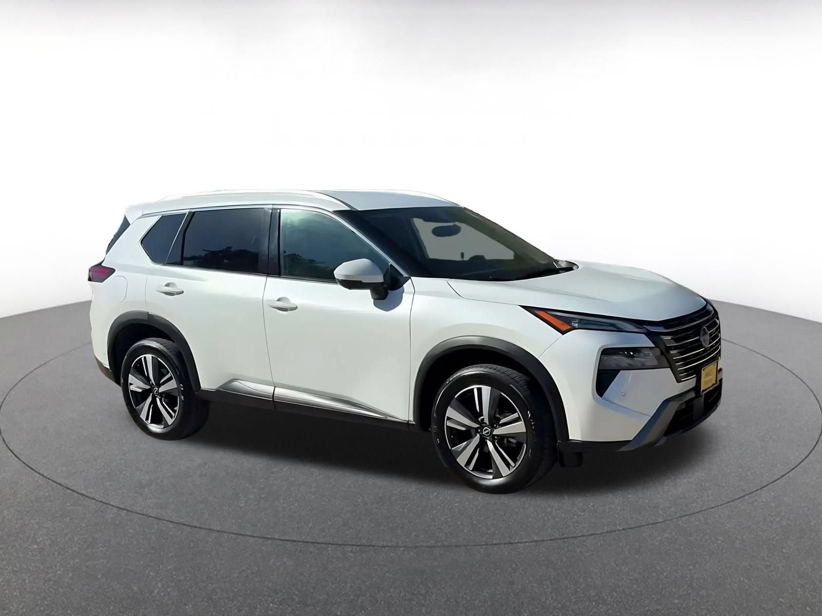 Used 2026 Nissan Rogue SL FWD image 2