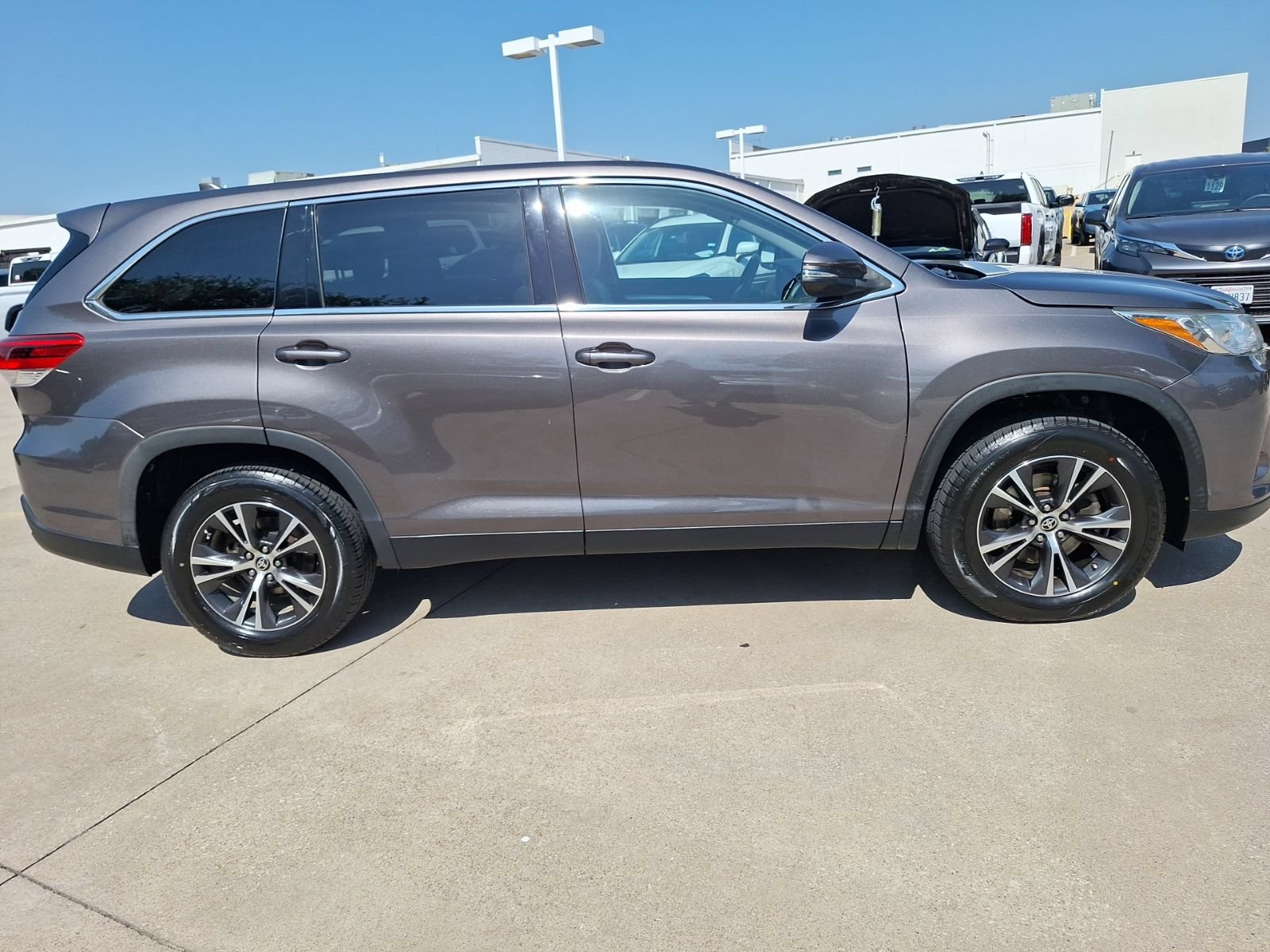Used 2019 Toyota Highlander Plus FWD image 7