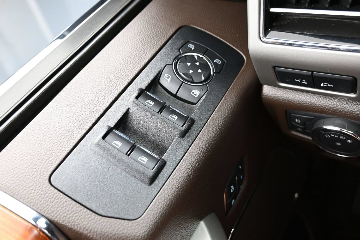 Used 2018 Ford F150 King Ranch w/ Equipment Group 601A Luxury AWD/4WD image 25