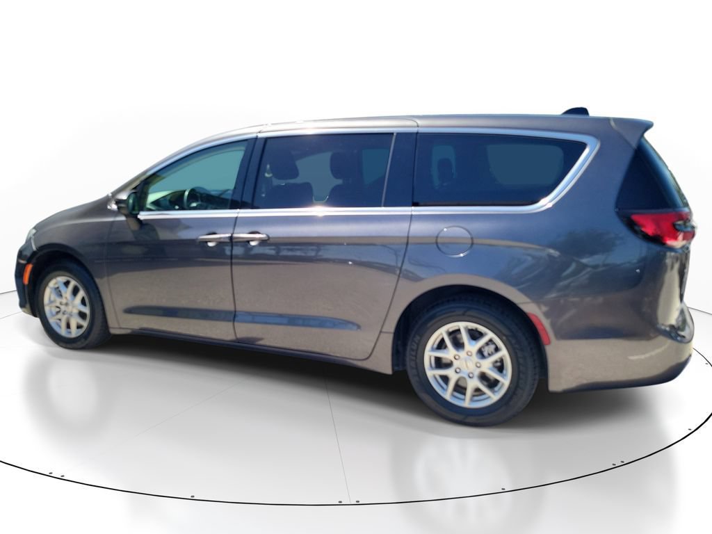Used 2023 Chrysler Pacifica Touring-L FWD image 4