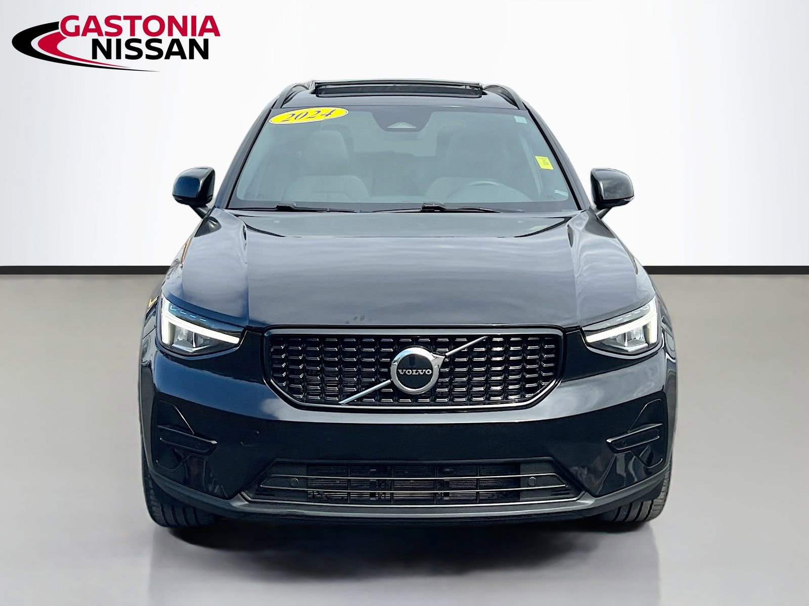Used 2024 Volvo XC40 B5 Core image 2