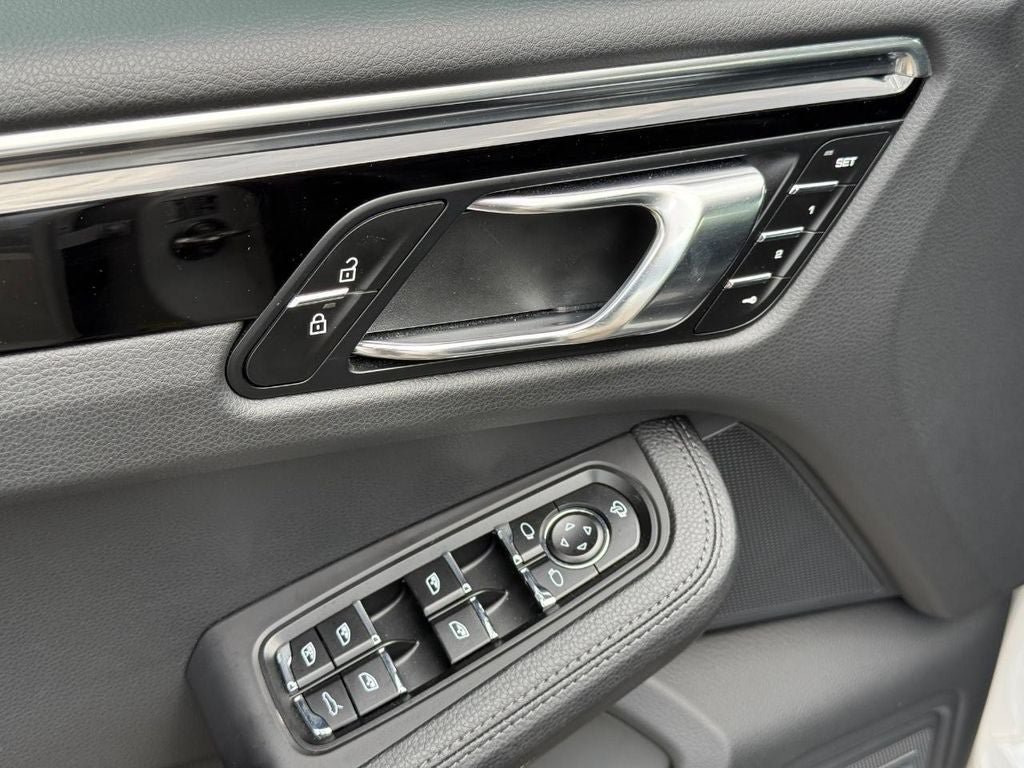 Used 2025 Porsche Macan AWD/4WD image 28