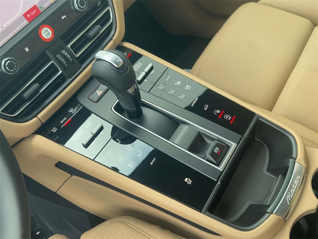 Used 2025 Porsche Macan image 24