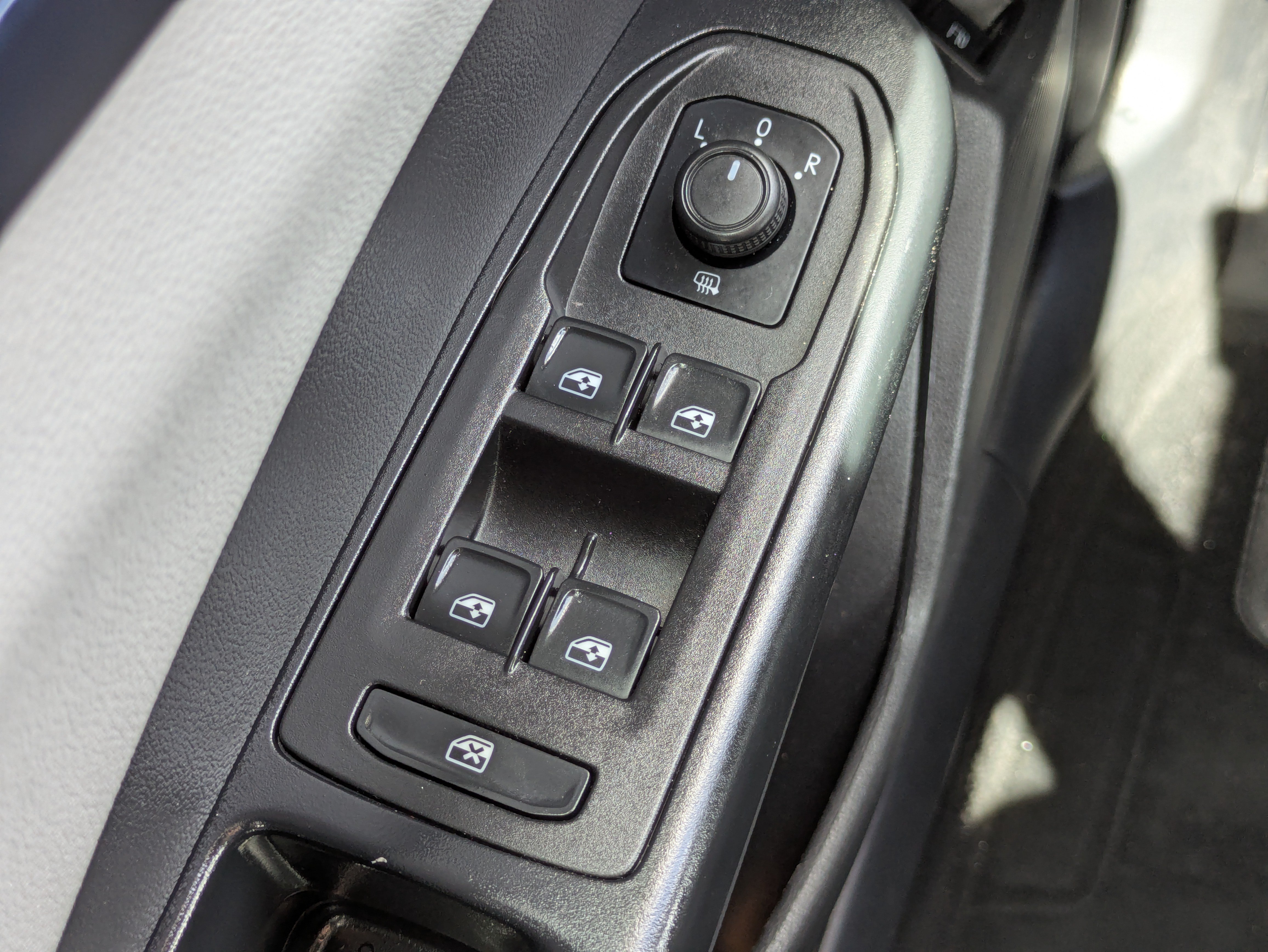 Used 2022 Volkswagen Taos SE w/ Panoramic Sunroof Package FWD image 23