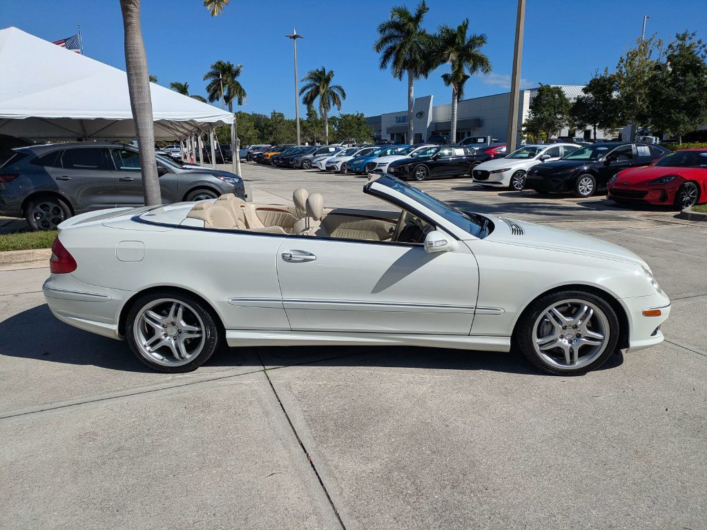 Used 2009 Mercedes-Benz CLK 550 Cabriolet w/ Premium II Pkg image 3