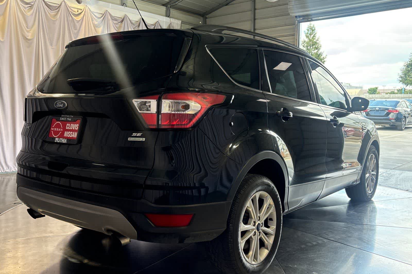 Used 2018 Ford Escape SE w/ Ford Safe & Smart Package FWD image 3