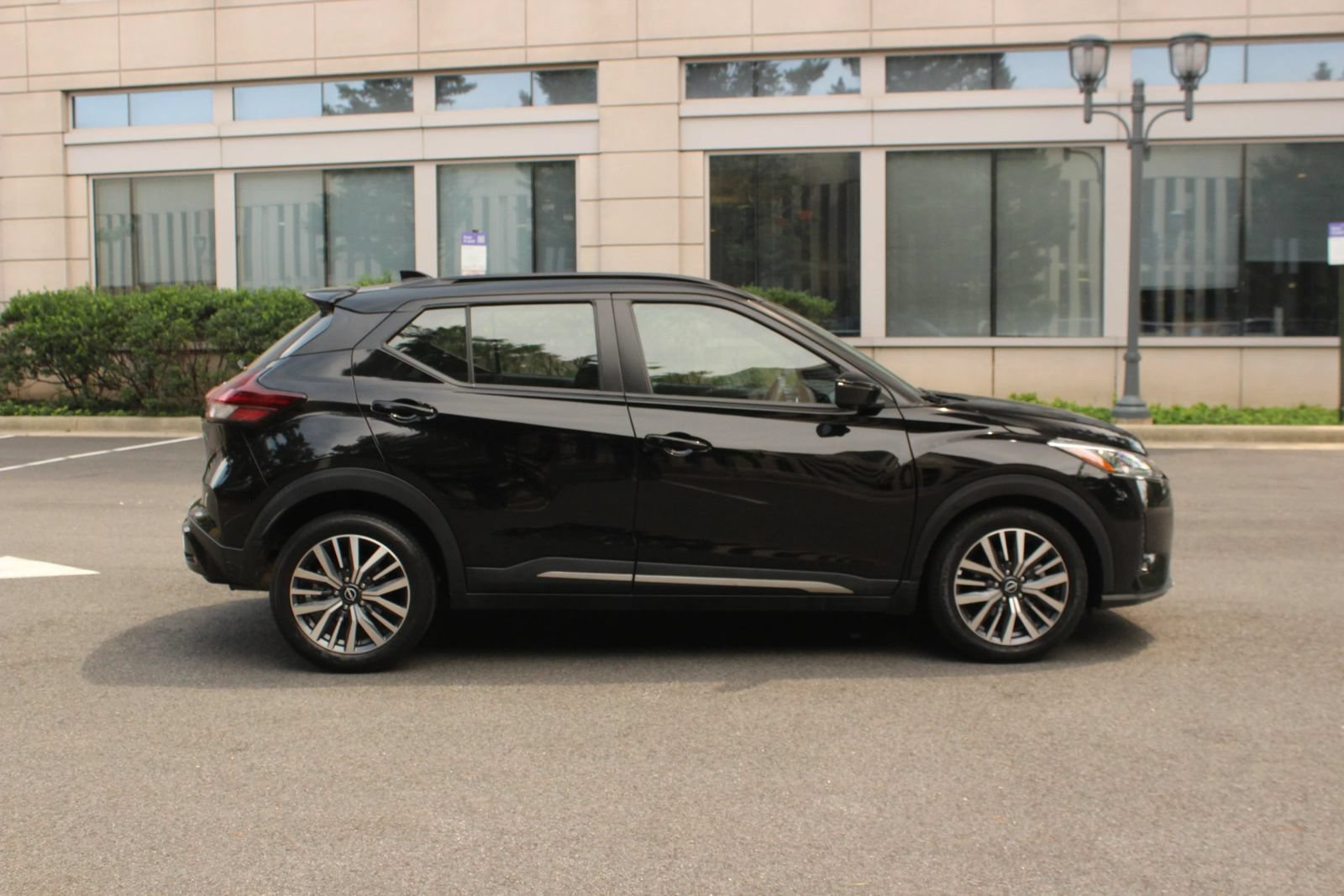 Used 2024 Nissan Kicks SR FWD image 6