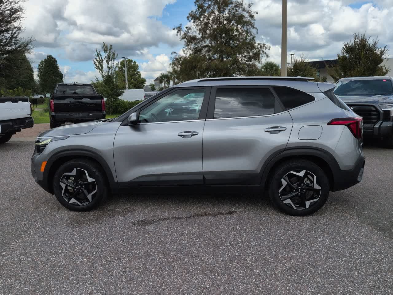 Used 2024 Kia Seltos EX FWD image 3