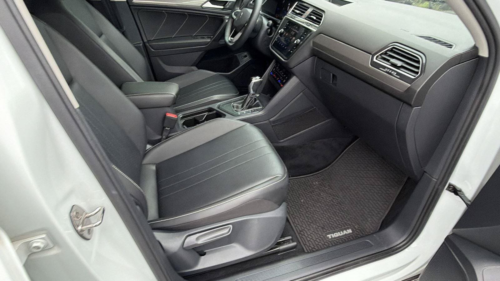 Used 2022 Volkswagen Tiguan SE FWD image 19