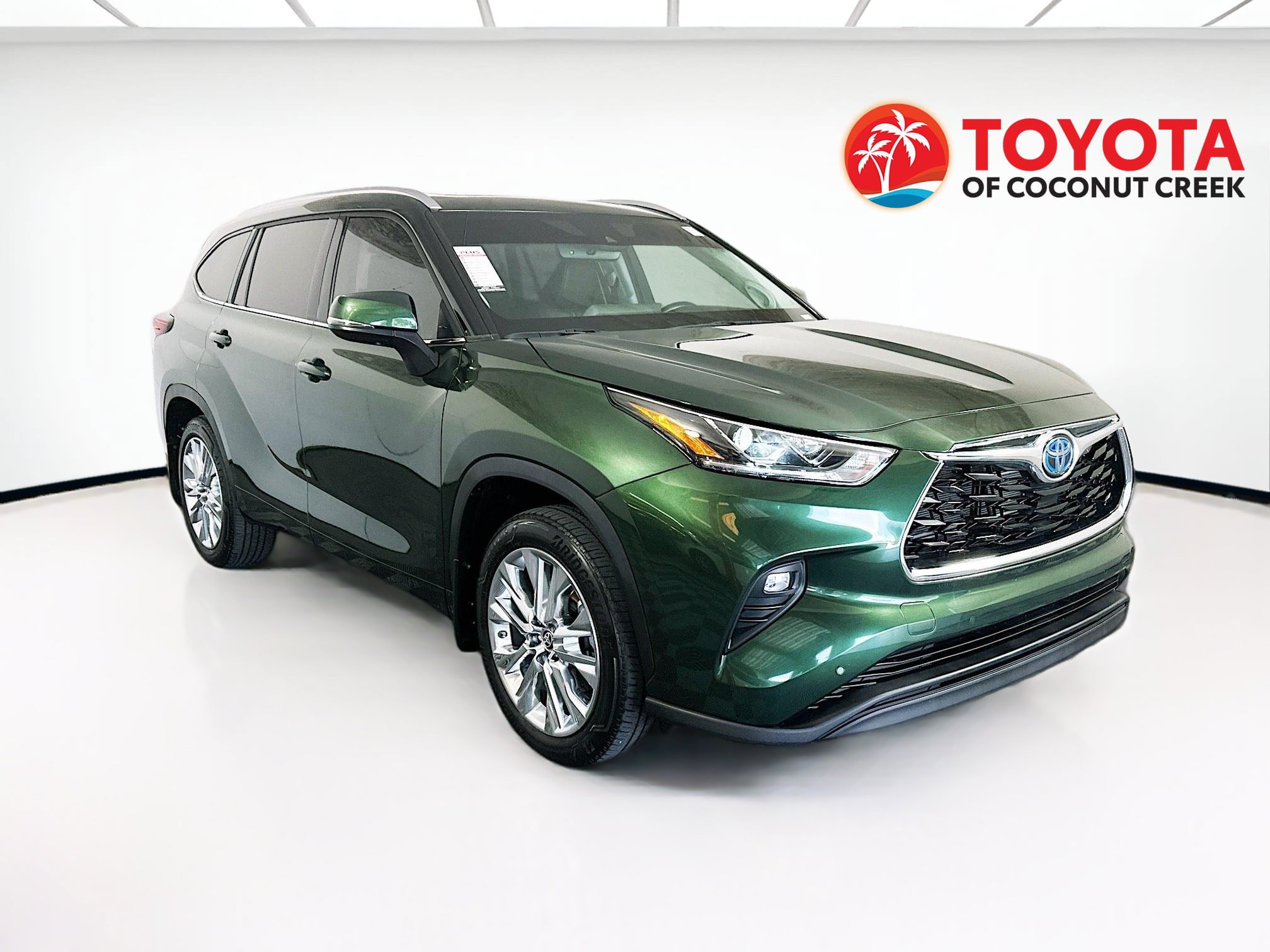 Used 2024 Toyota Highlander Limited FWD image 1