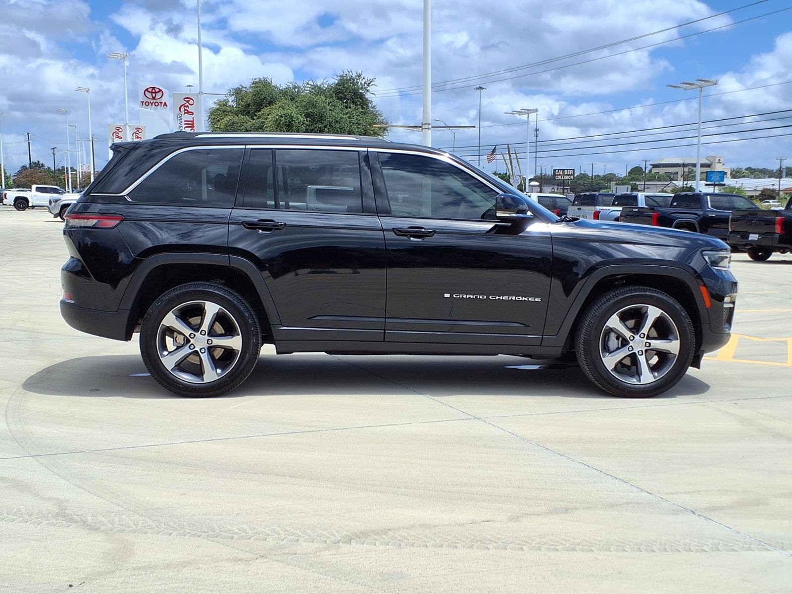 Used 2023 Jeep Grand Cherokee Limited AWD/4WD image 4