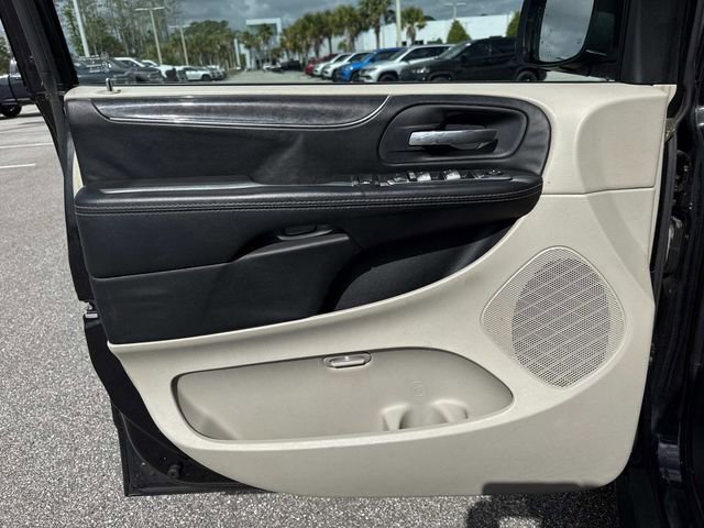 Used 2016 Chrysler Town & Country Touring image 17