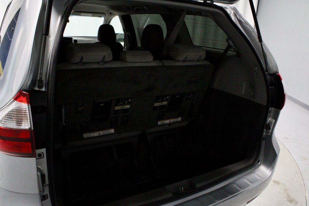 Used 2015 Toyota Sienna L image 11