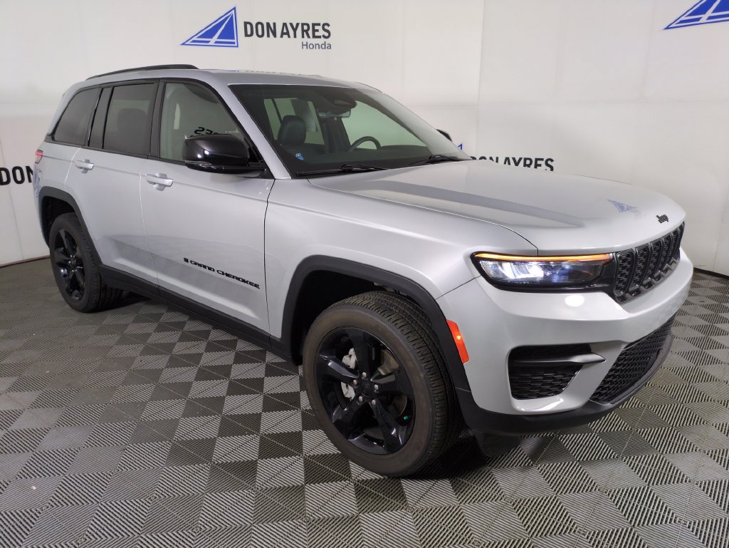 Used 2025 Jeep Grand Cherokee Altitude AWD/4WD image 11
