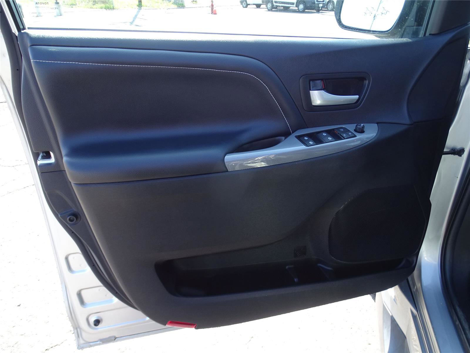 Used 2017 Toyota Sienna SE w/ SE Preferred Package FWD image 15