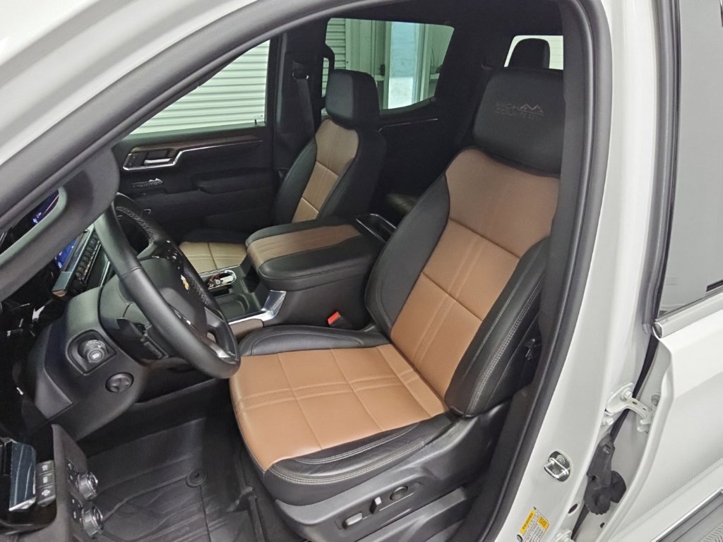 Used 2024 Chevrolet Silverado 1500 High Country w/ Technology Package AWD/4WD image 31