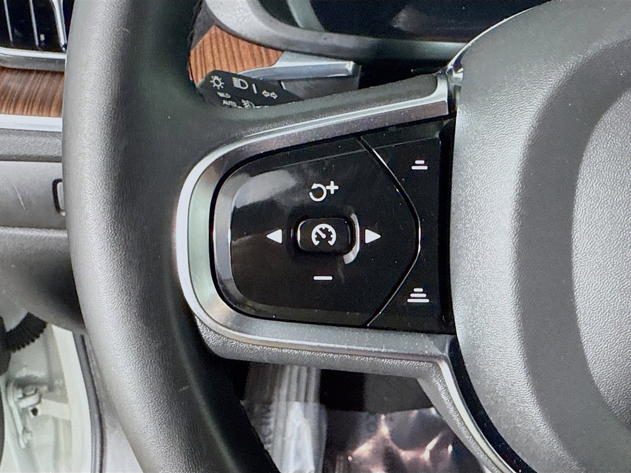 Used 2024 Volvo XC60 B5 Plus image 14