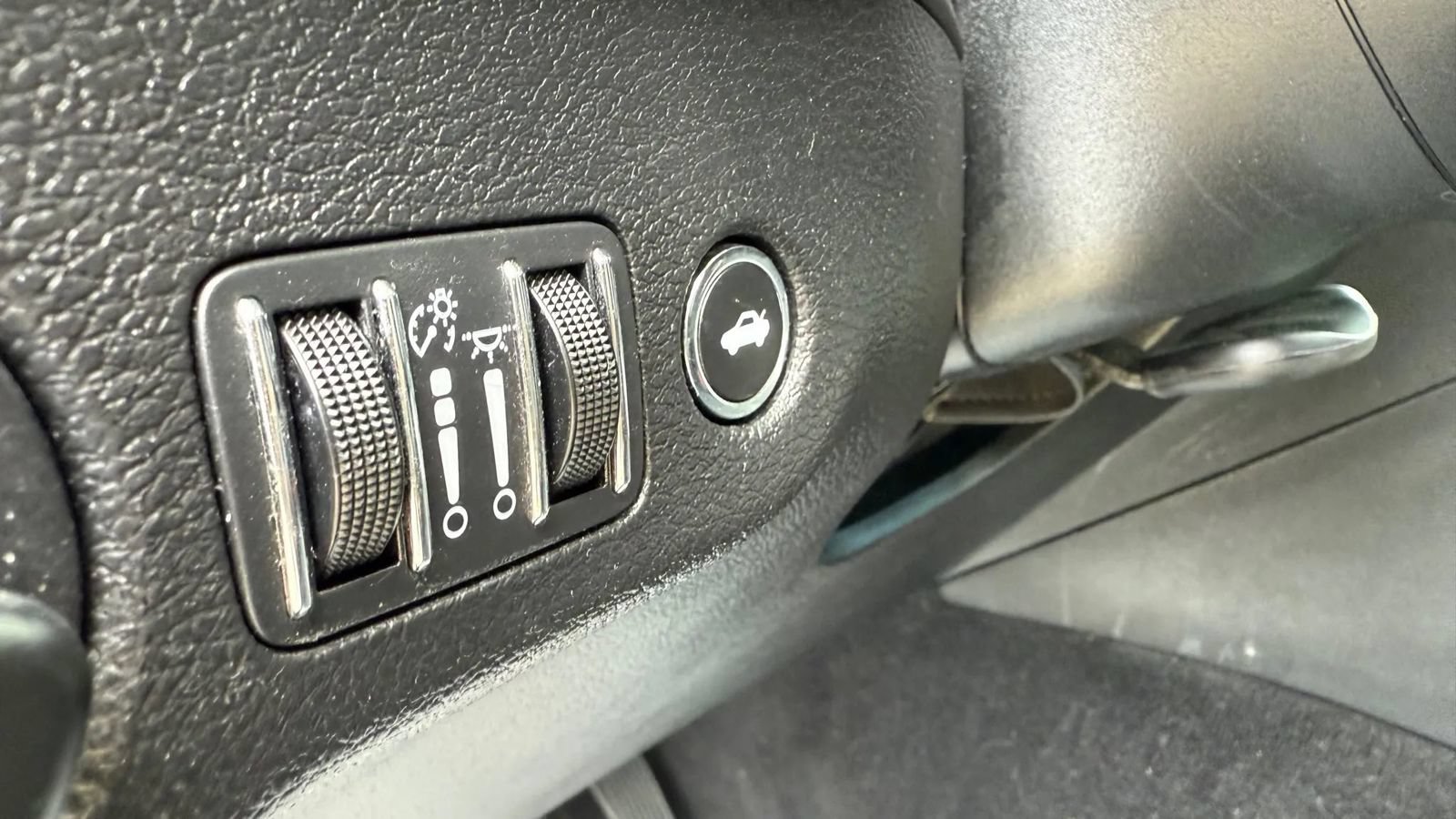 Used 2020 Dodge Charger SXT w/ Leather Interior Group RWD image 26