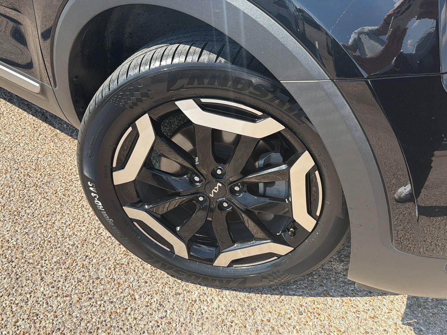 Used 2024 Kia Telluride EX w/ EX Captain's Chair Package FWD image 9