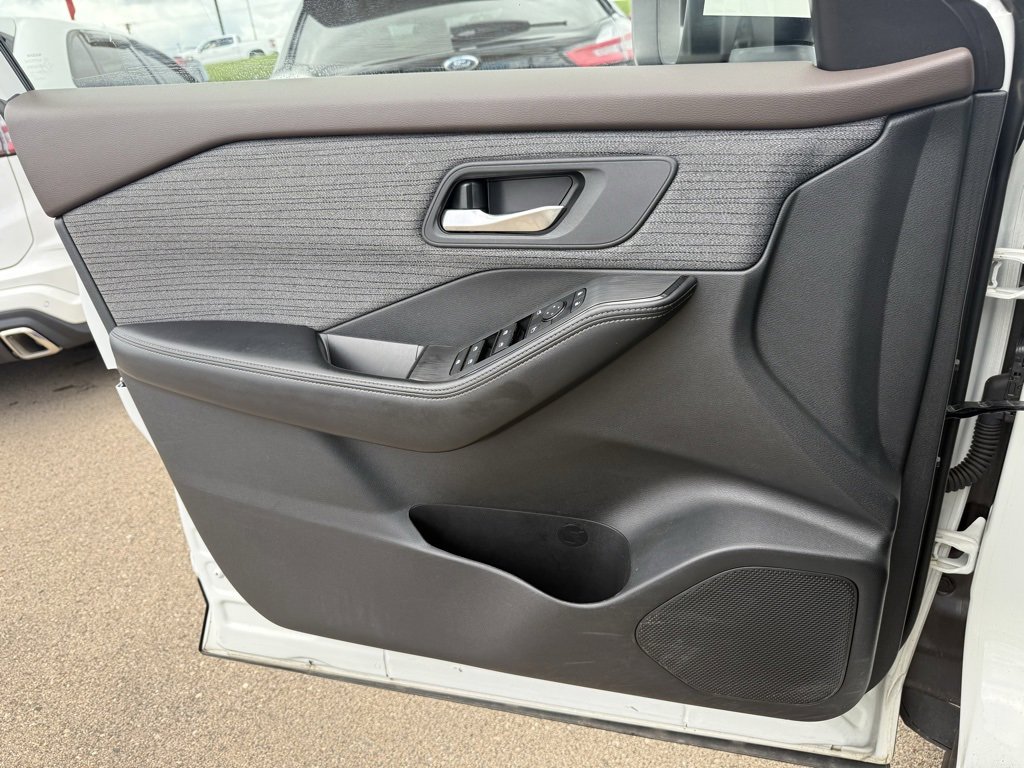 Used 2023 Nissan Rogue SV image 47