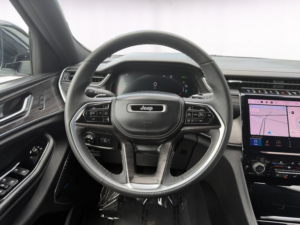 Used 2023 Jeep Grand Cherokee Overland AWD/4WD image 12