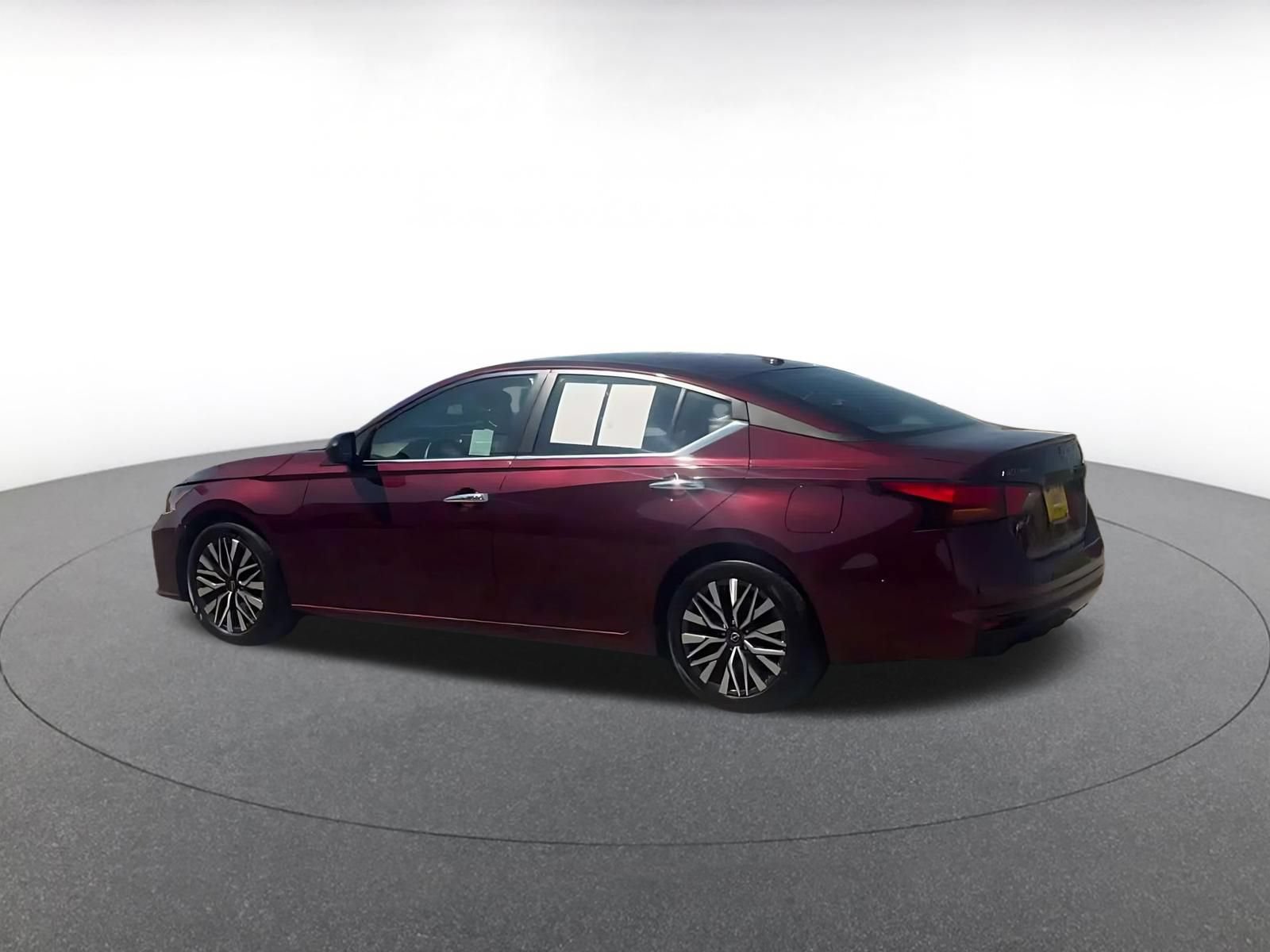Used 2025 Nissan Altima 2.5 SV FWD image 10