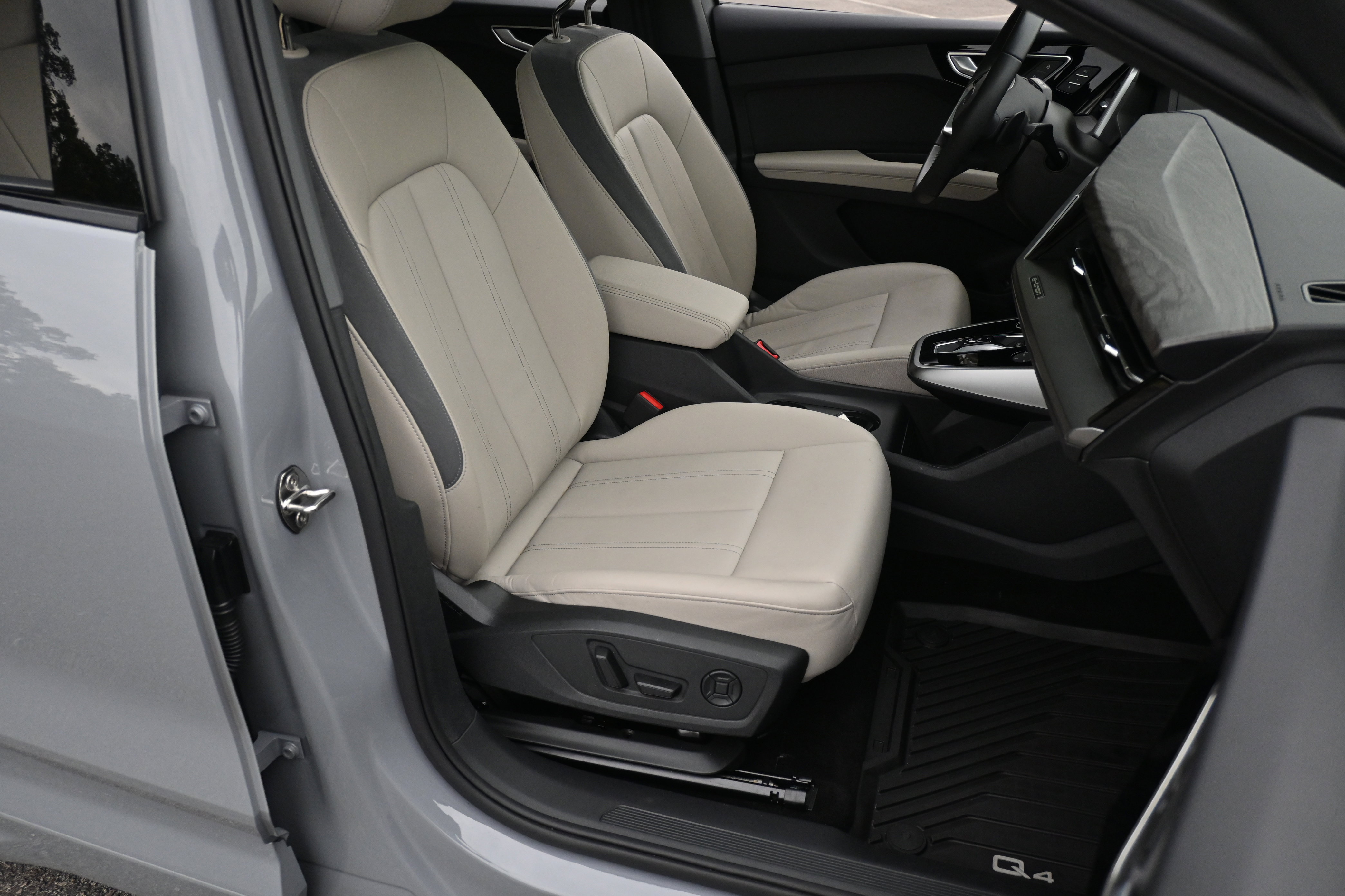 Used 2025 Audi Q4 e-tron Premium Plus image 22