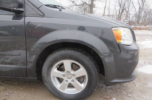 Used 2012 Dodge Grand Caravan SXT w/ Entertainment Group 1 FWD image 17