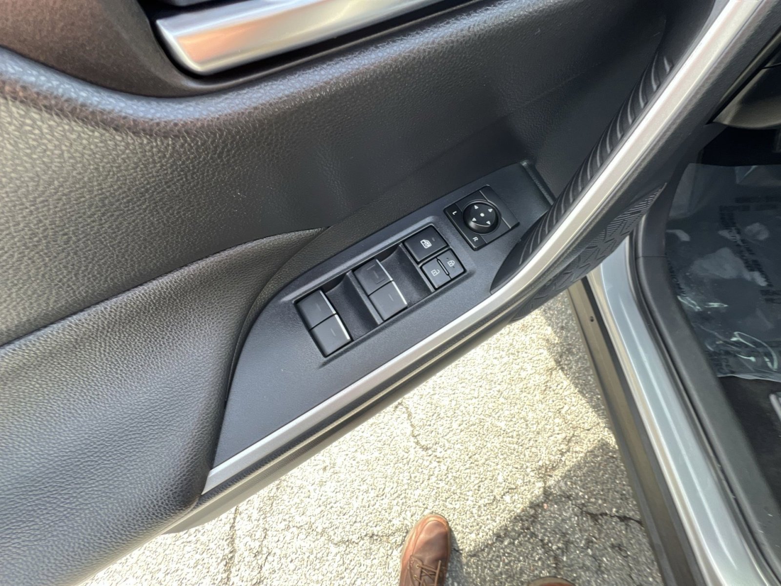 Used 2022 Toyota RAV4 SE w/ Convenience Package image 15