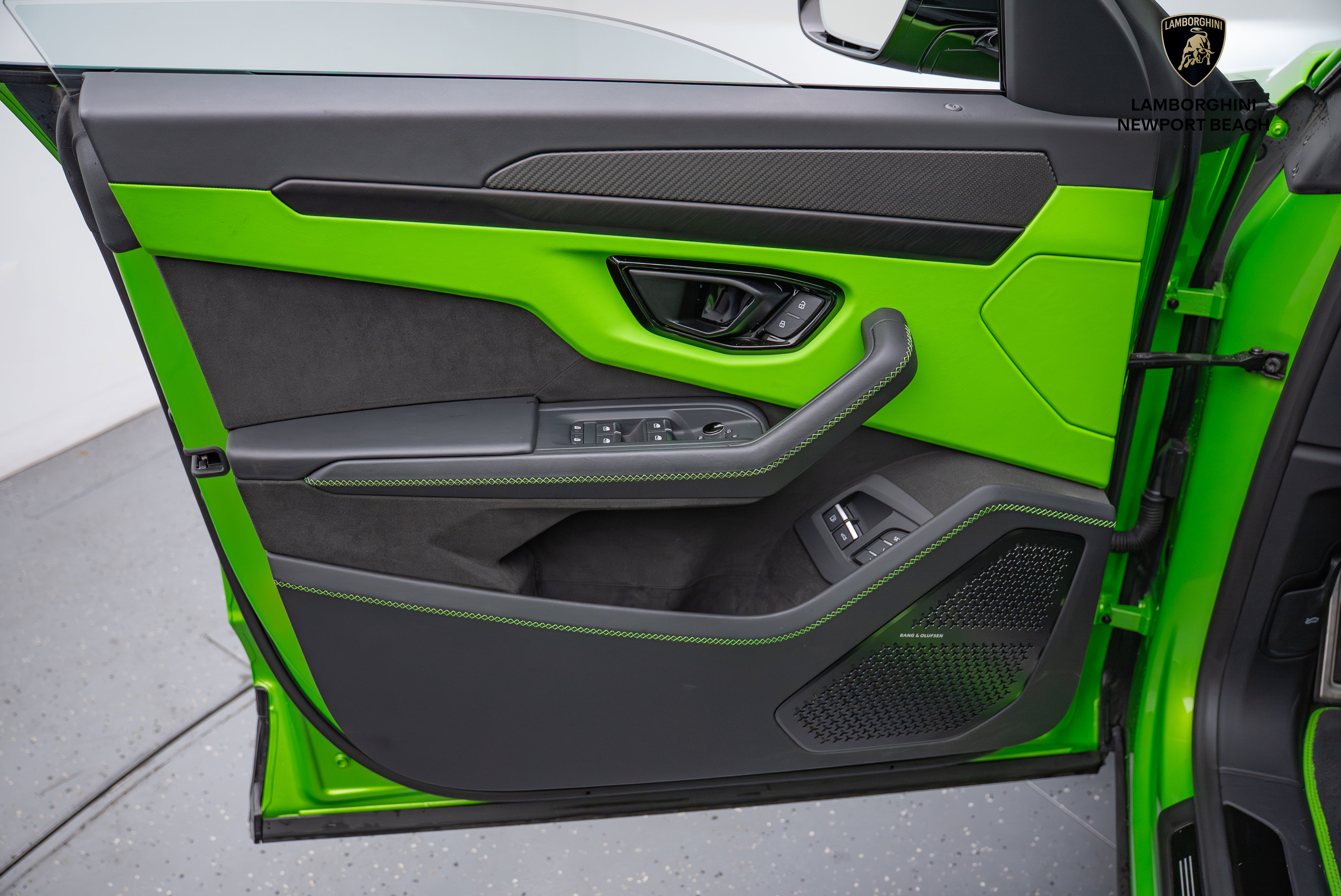 Used 2025 Lamborghini Urus SE image 37