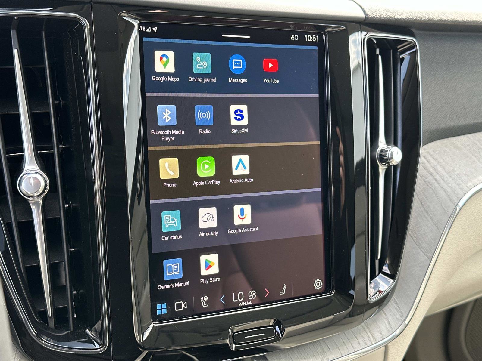 Certified 2025 Volvo XC60 T8 Plus w/ Protection Package Premier image 11