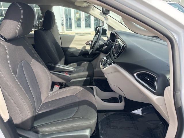 Used 2023 Chrysler Voyager LX image 18