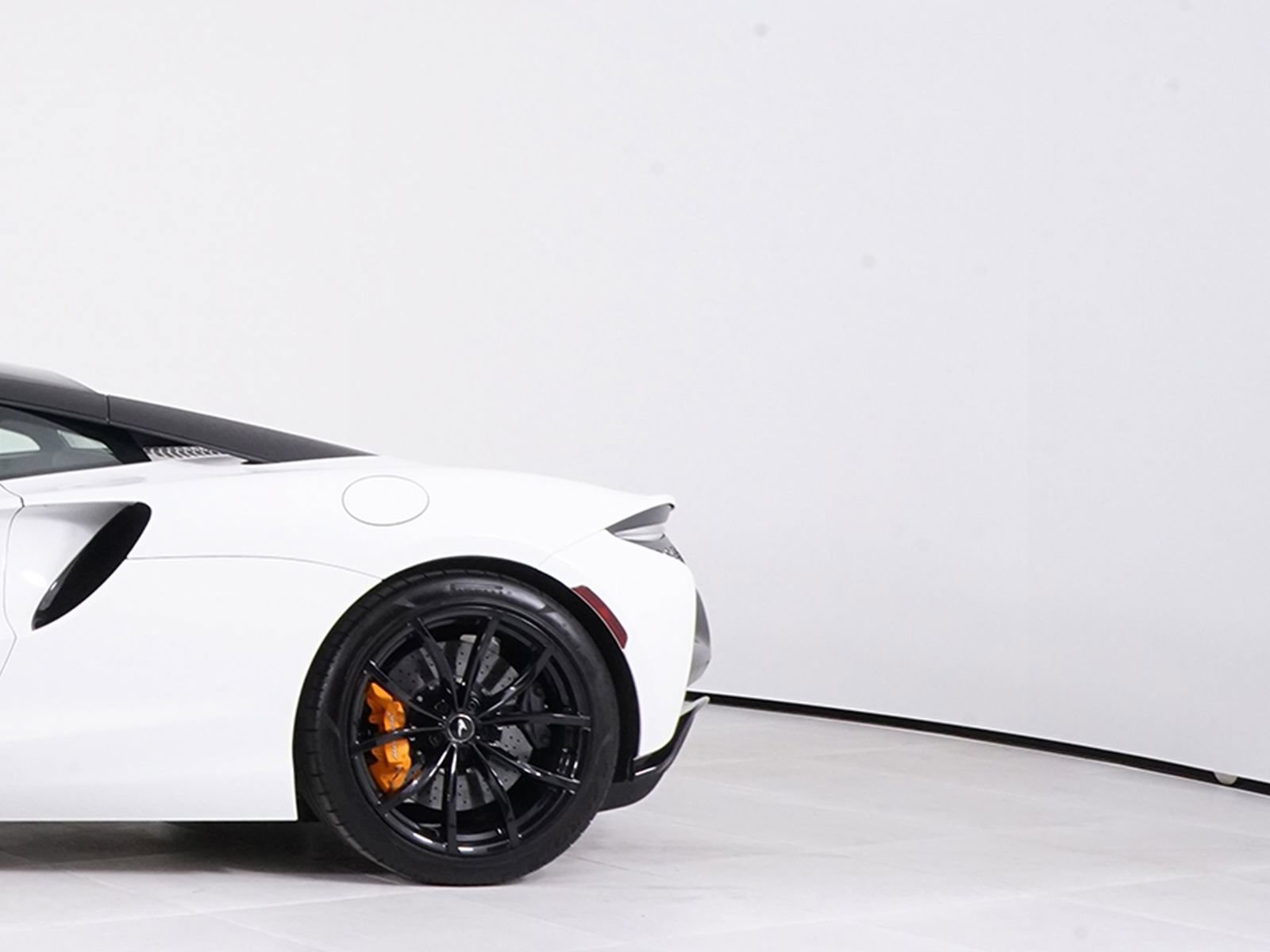 Used 2023 McLaren Artura RWD image 15