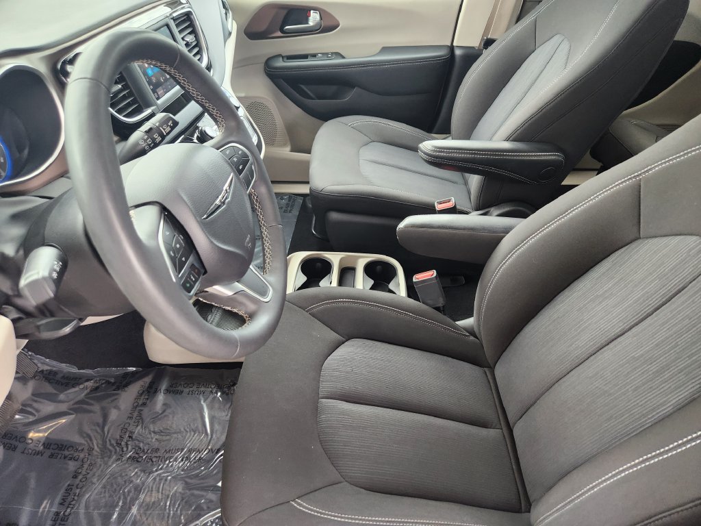 Used 2023 Chrysler Voyager LX FWD image 4