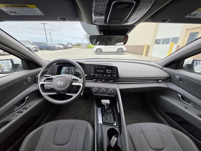 Used 2025 Hyundai Elantra SE FWD image 12