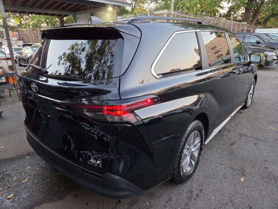 Used 2025 Toyota Sienna XLE FWD image 15