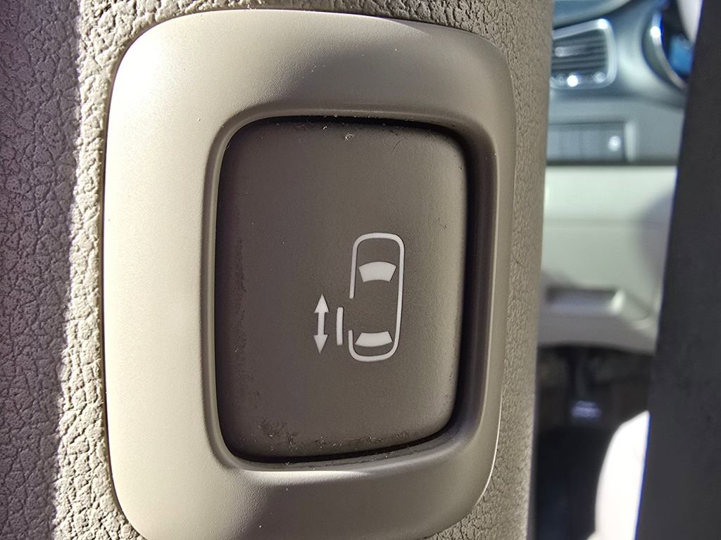 Used 2018 Kia Sedona LX image 6