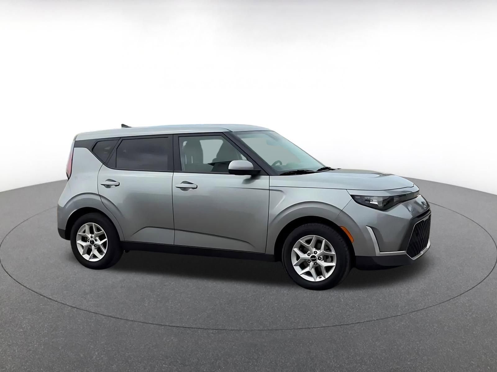 Used 2025 Kia Soul LX w/ LX Technology Package image 2
