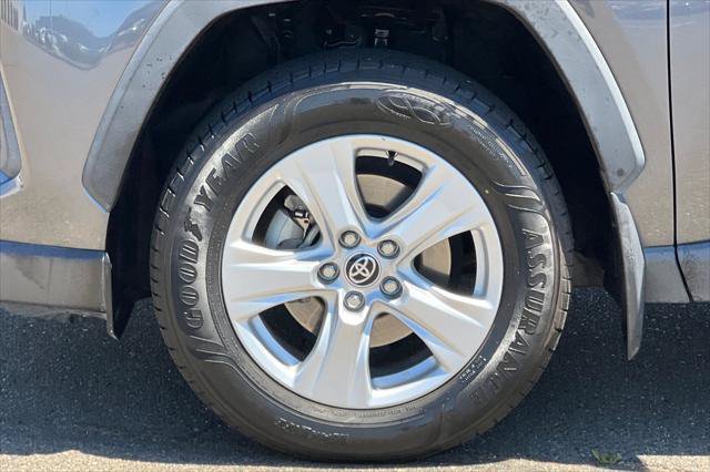 Certified 2020 Toyota RAV4 LE w/ Carpet Mat Package AWD/4WD image 30