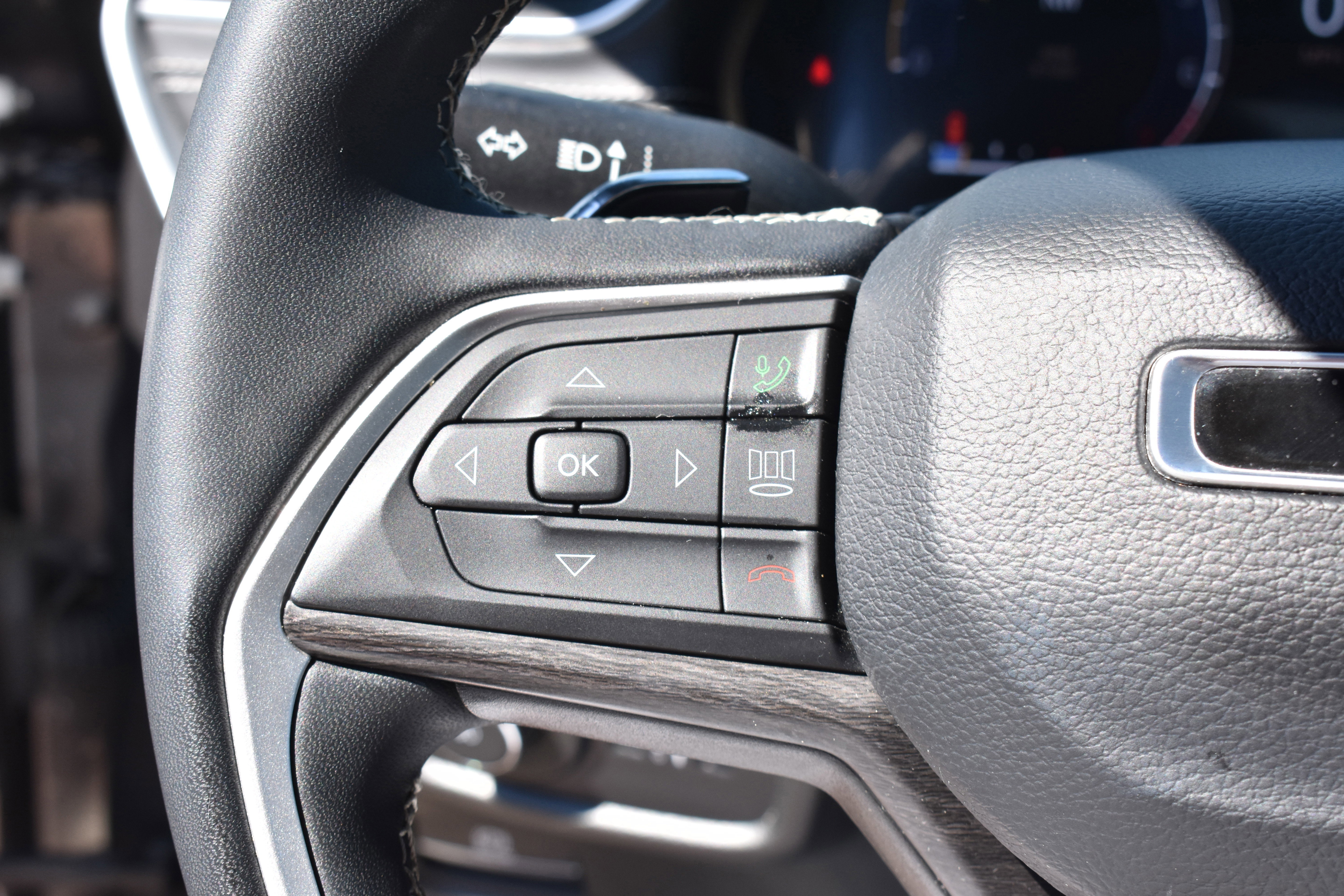 Used 2024 Jeep Grand Cherokee L Limited w/ Luxury Tech Group II image 15