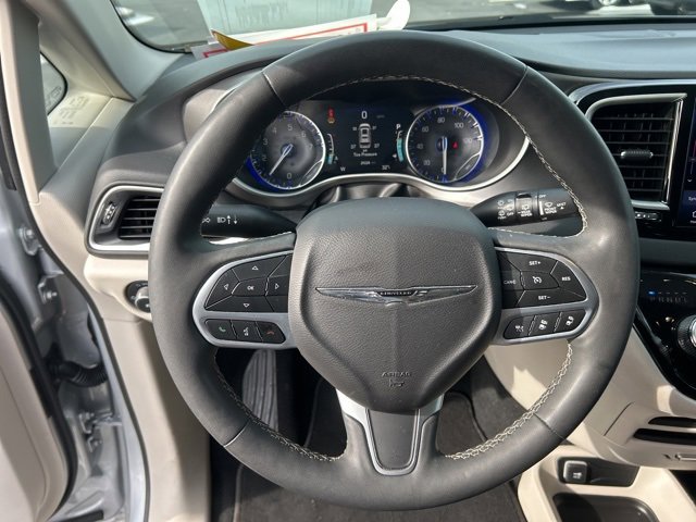 Used 2024 Chrysler Pacifica Touring-L image 19