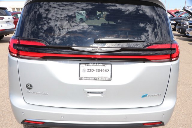 New 2023 Chrysler Pacifica Pinnacle FWD image 6