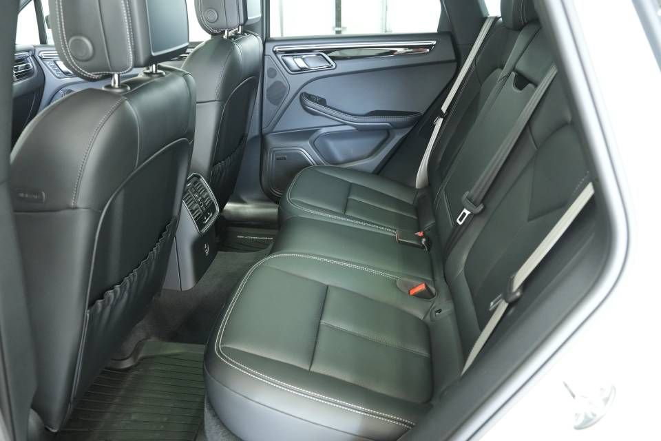 Certified 2025 Porsche Macan AWD/4WD image 27