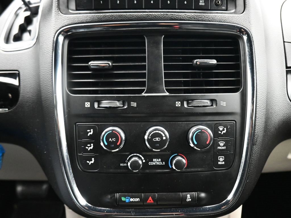 Used 2016 Dodge Grand Caravan SE image 17