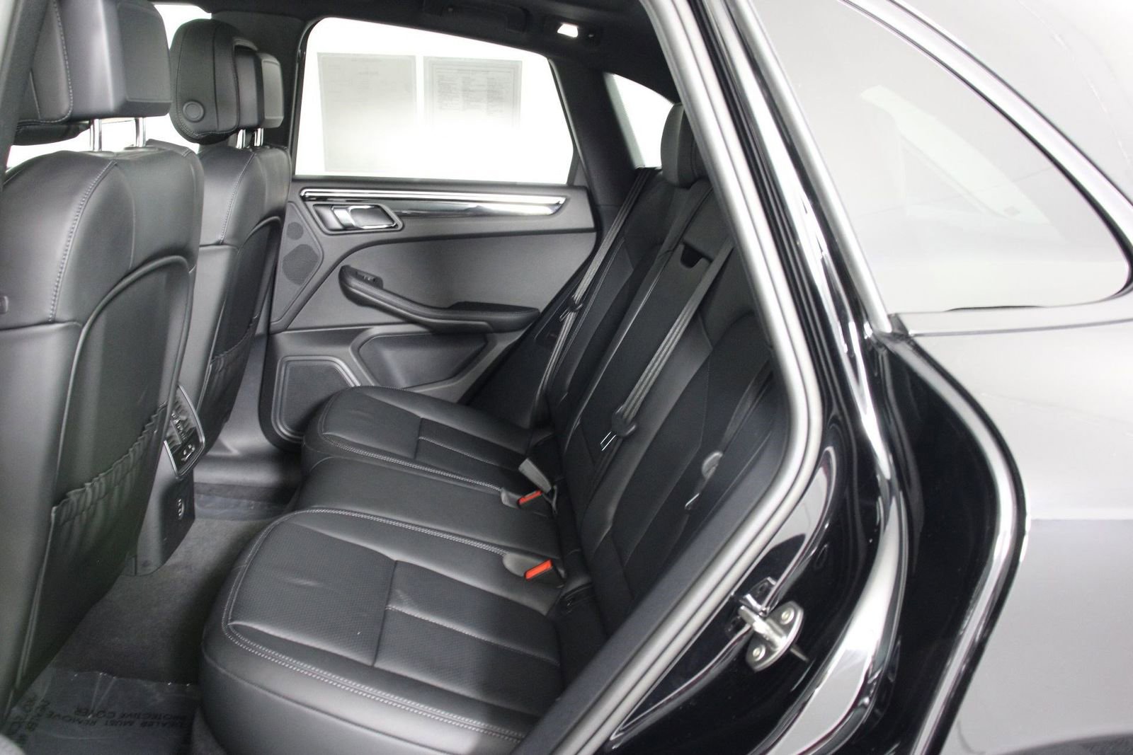 Certified 2025 Porsche Macan AWD/4WD image 33