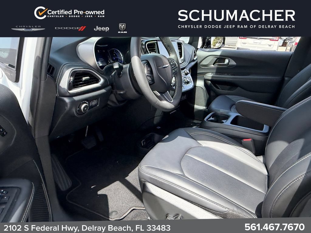 Used 2025 Chrysler Pacifica Select FWD image 11